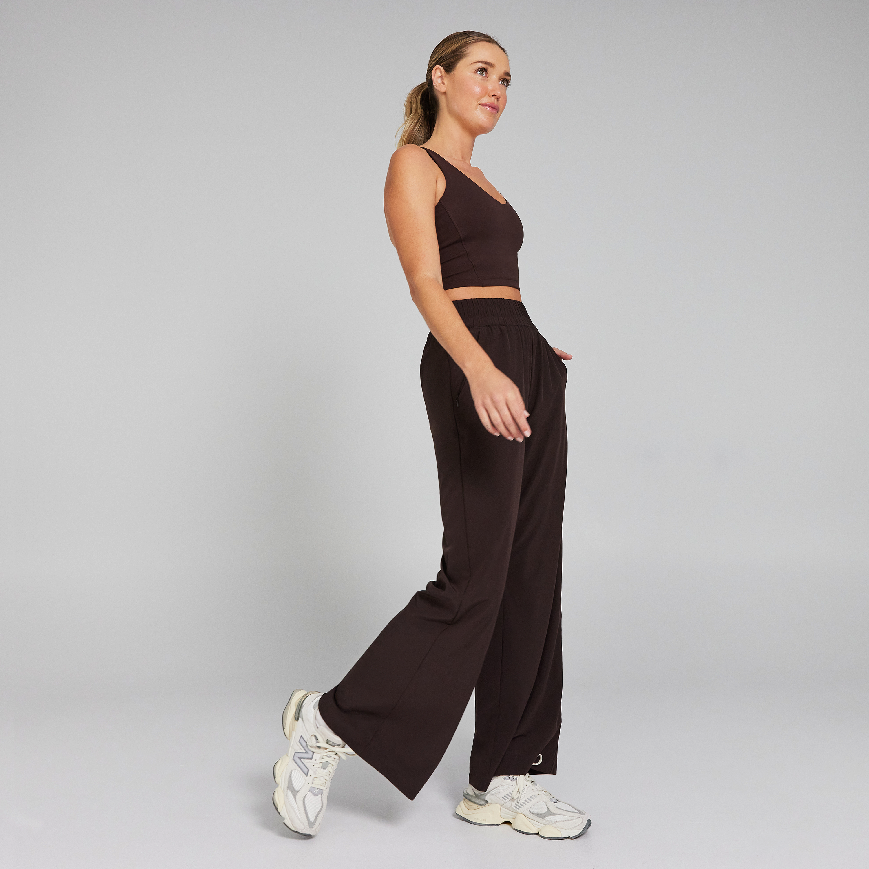 How to Style Flared Yoga Pants: Chic Outfit Ideas