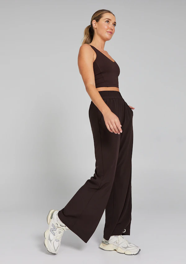 How to Style Flared Yoga Pants: Chic Outfit Ideas